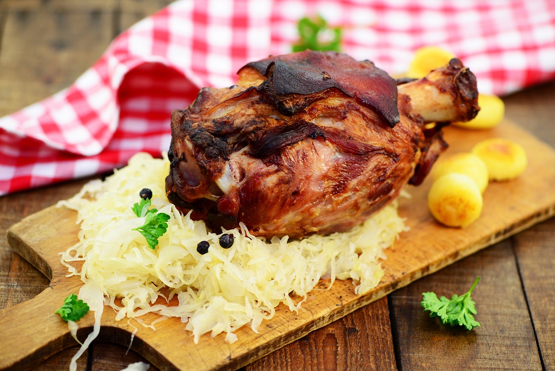 Квашеное мясо. Свиная рулька (Schweinshaxe). Немецкая кухня рулька. Саксонская кухня. Горячее немецкое блюдо.